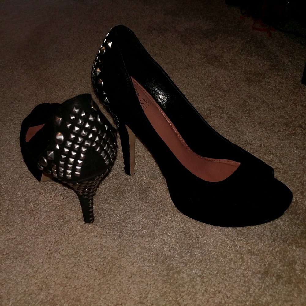 Vince Camuto Black Leather Missie Studded PeepToe7